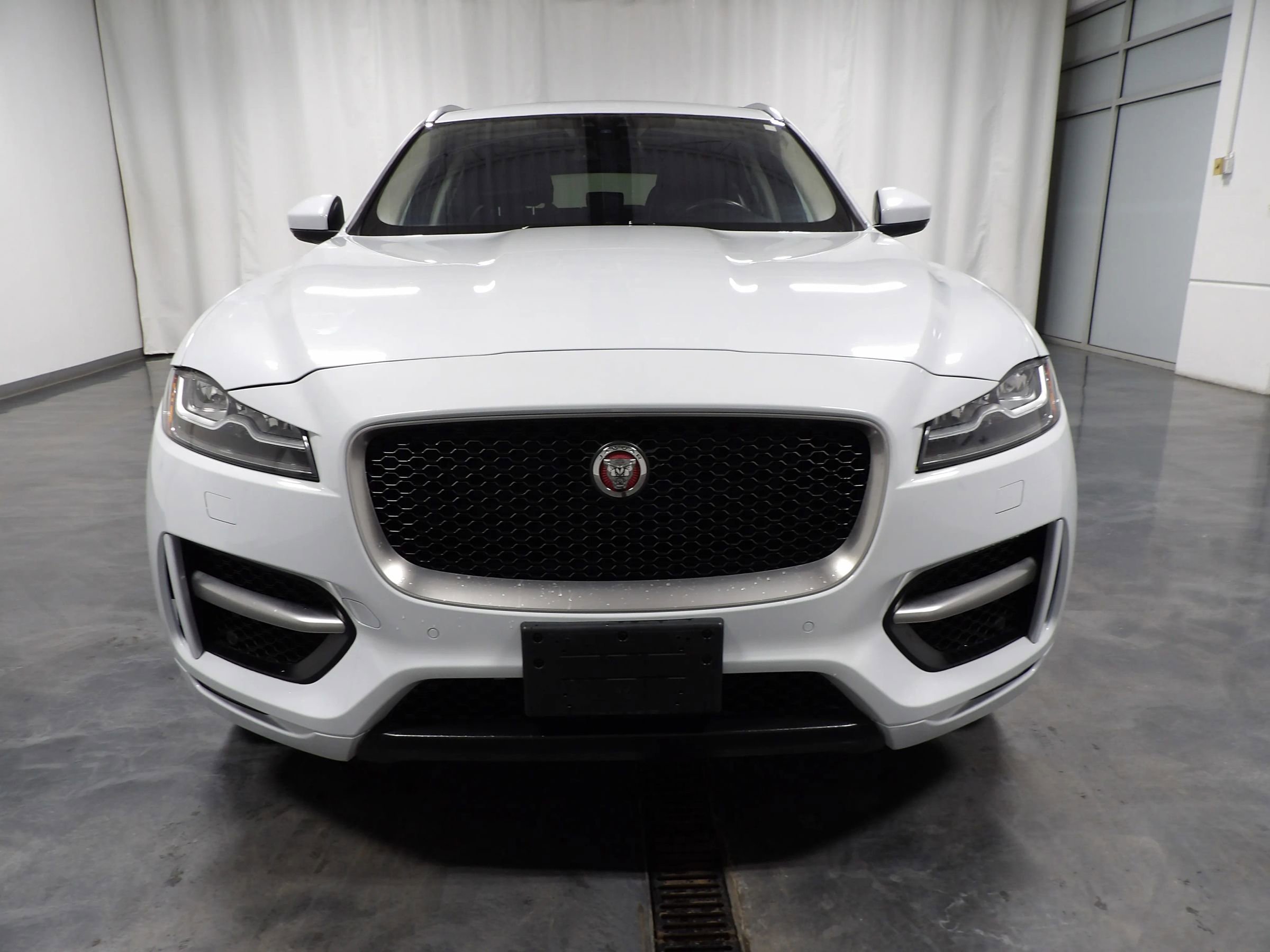 Used 2018 Jaguar F-PACE R-Sport image 3