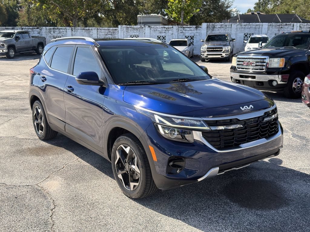 Certified 2025 Kia Seltos EX w/ EX Sunroof Package FWD image 2