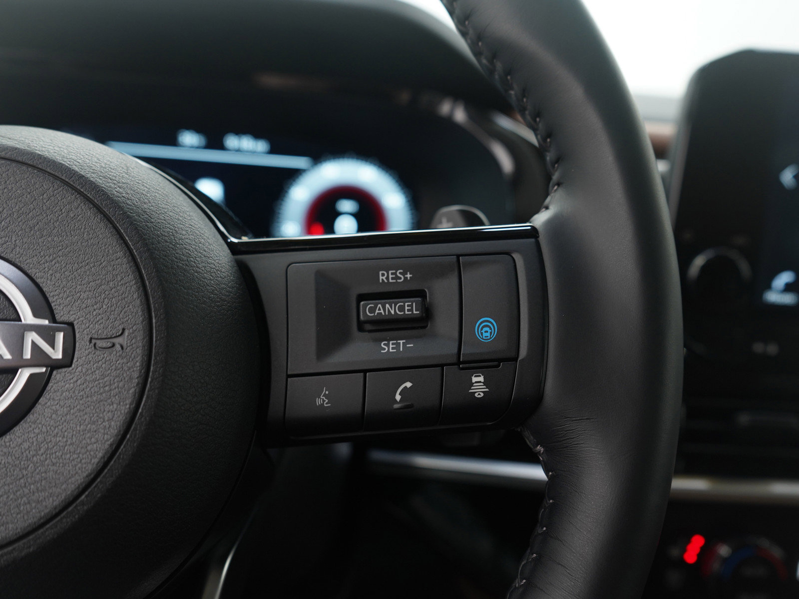 Used 2025 Nissan Pathfinder Platinum w/ Cargo Package image 31