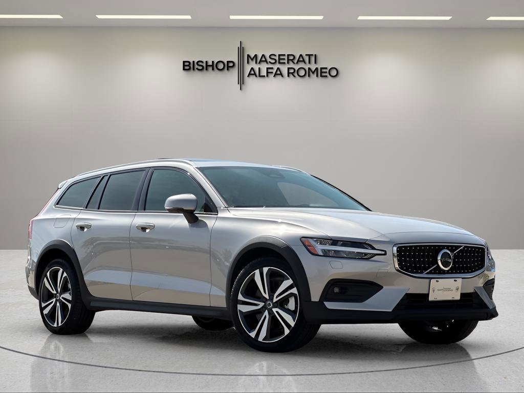 Used 2025 Volvo V60 B5 Cross Country Plus image 1