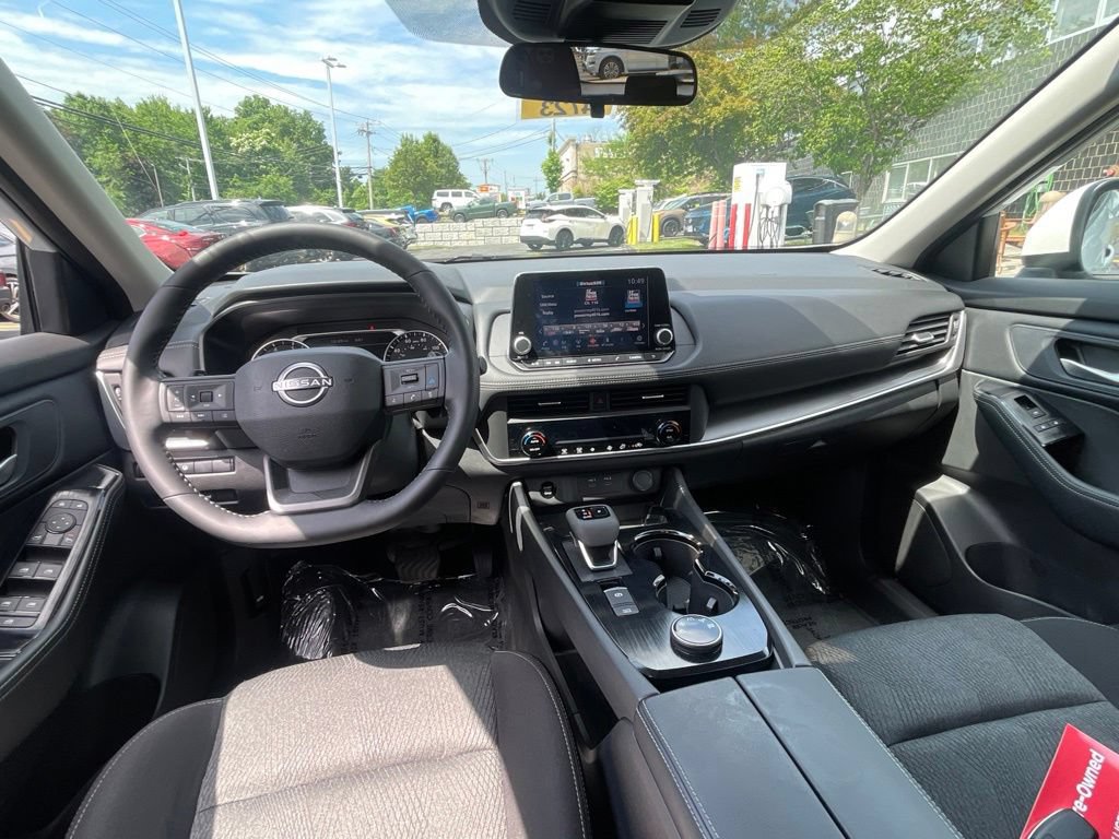 Used 2025 Nissan Rogue SV AWD/4WD image 12