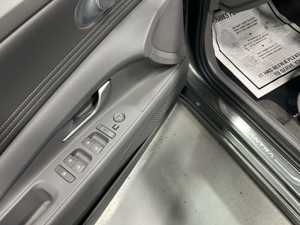 Used 2025 Hyundai Elantra SEL image 9