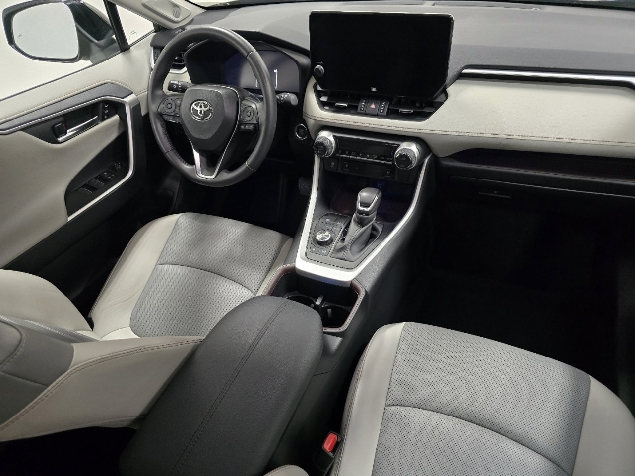 Used 2024 Toyota RAV4 Limited image 22