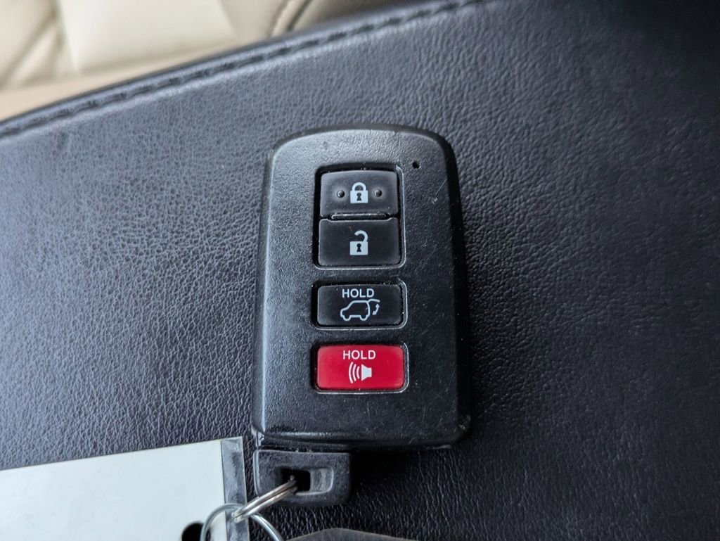 Used 2013 Toyota RAV4 Limited FWD image 32