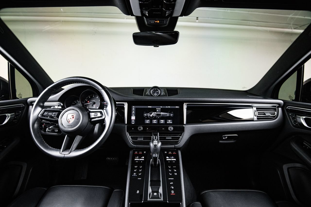 Certified 2024 Porsche Macan AWD/4WD image 25