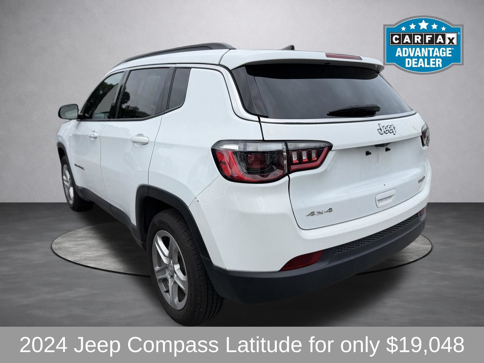 Used 2024 Jeep Compass Latitude AWD/4WD image 3