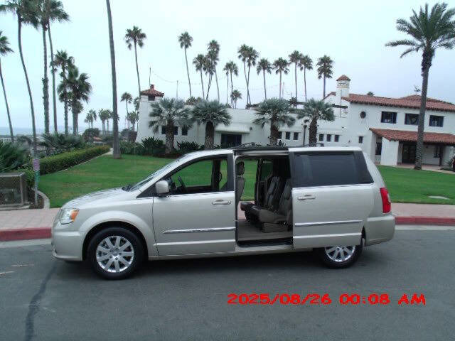 Used 2014 Chrysler Town & Country Touring image 25