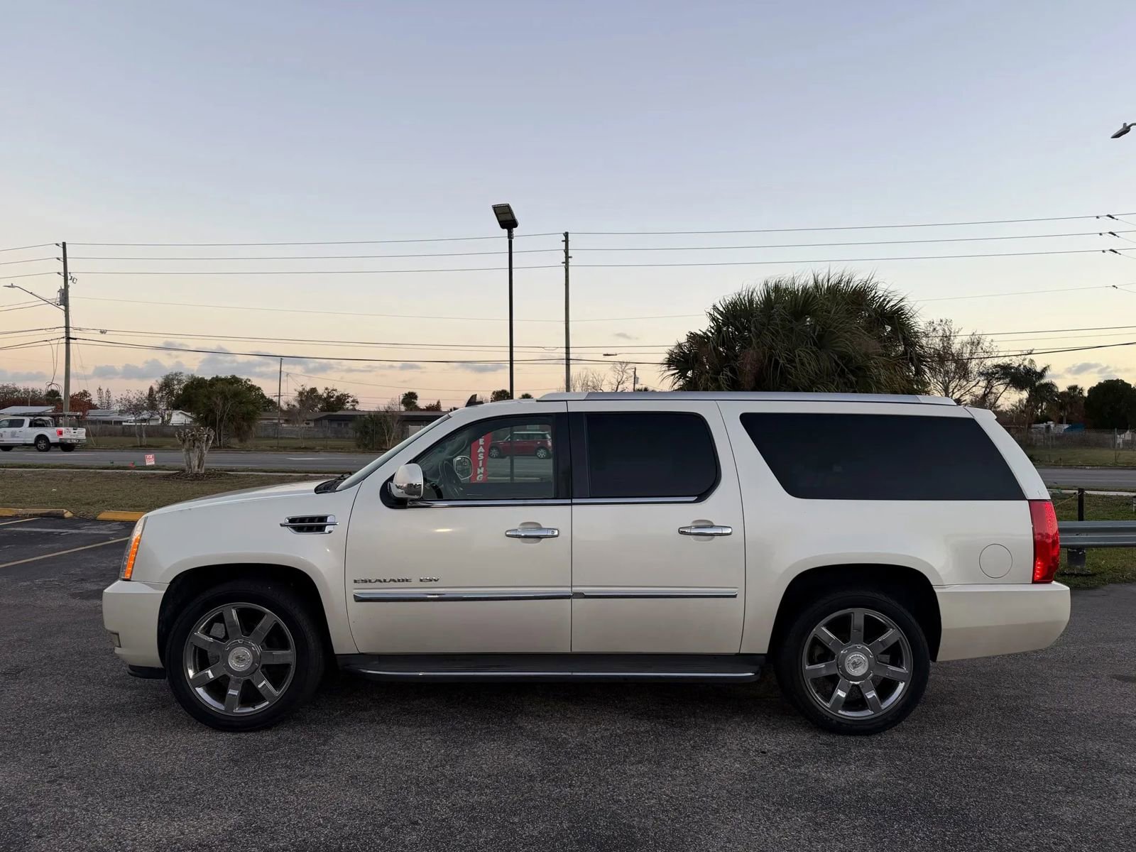 Used 2011 Cadillac Escalade ESV Luxury image 2