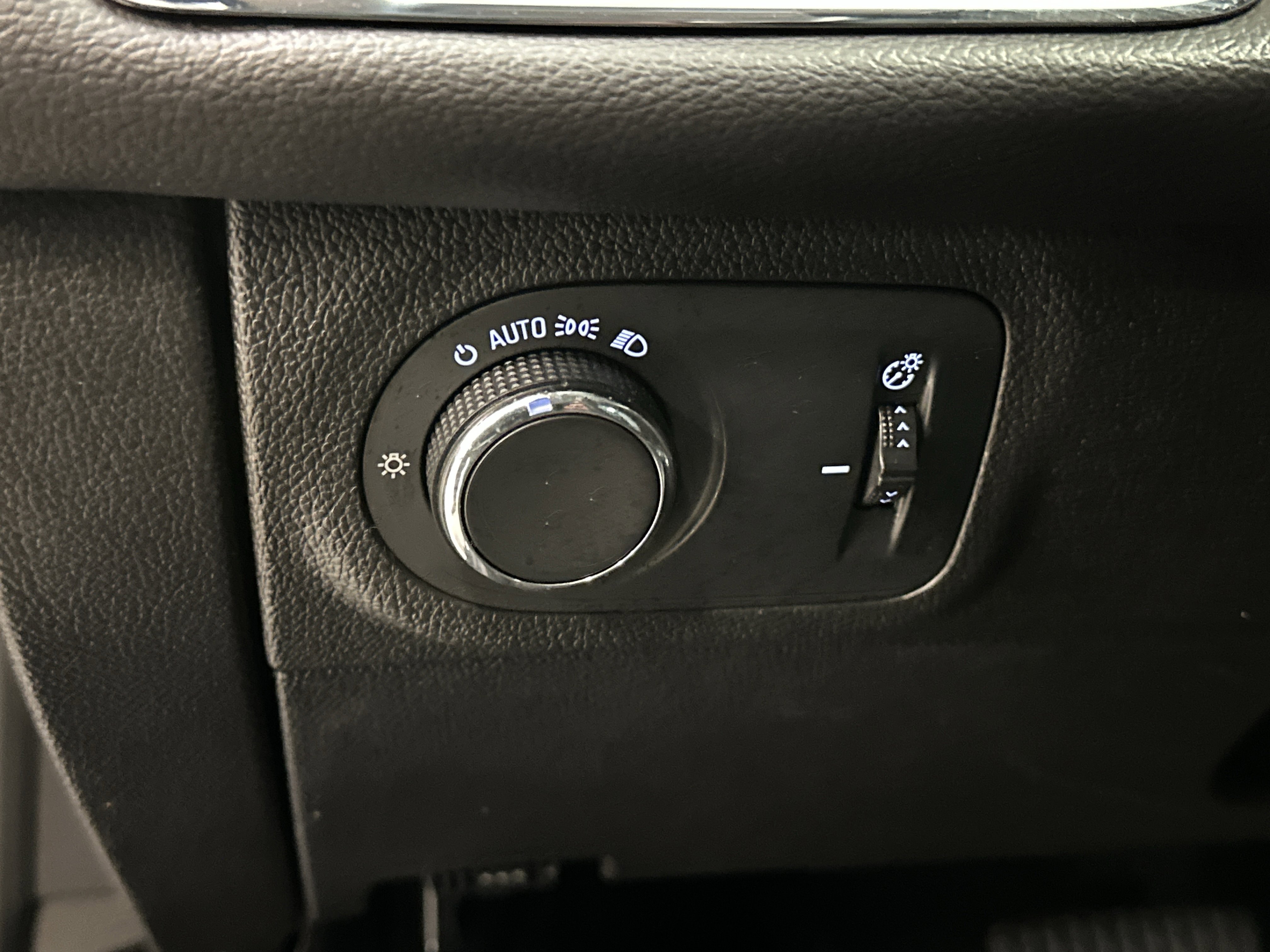 Used 2018 Chevrolet Cruze Premier image 21