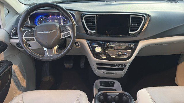 Used 2021 Chrysler Pacifica Touring-L image 11