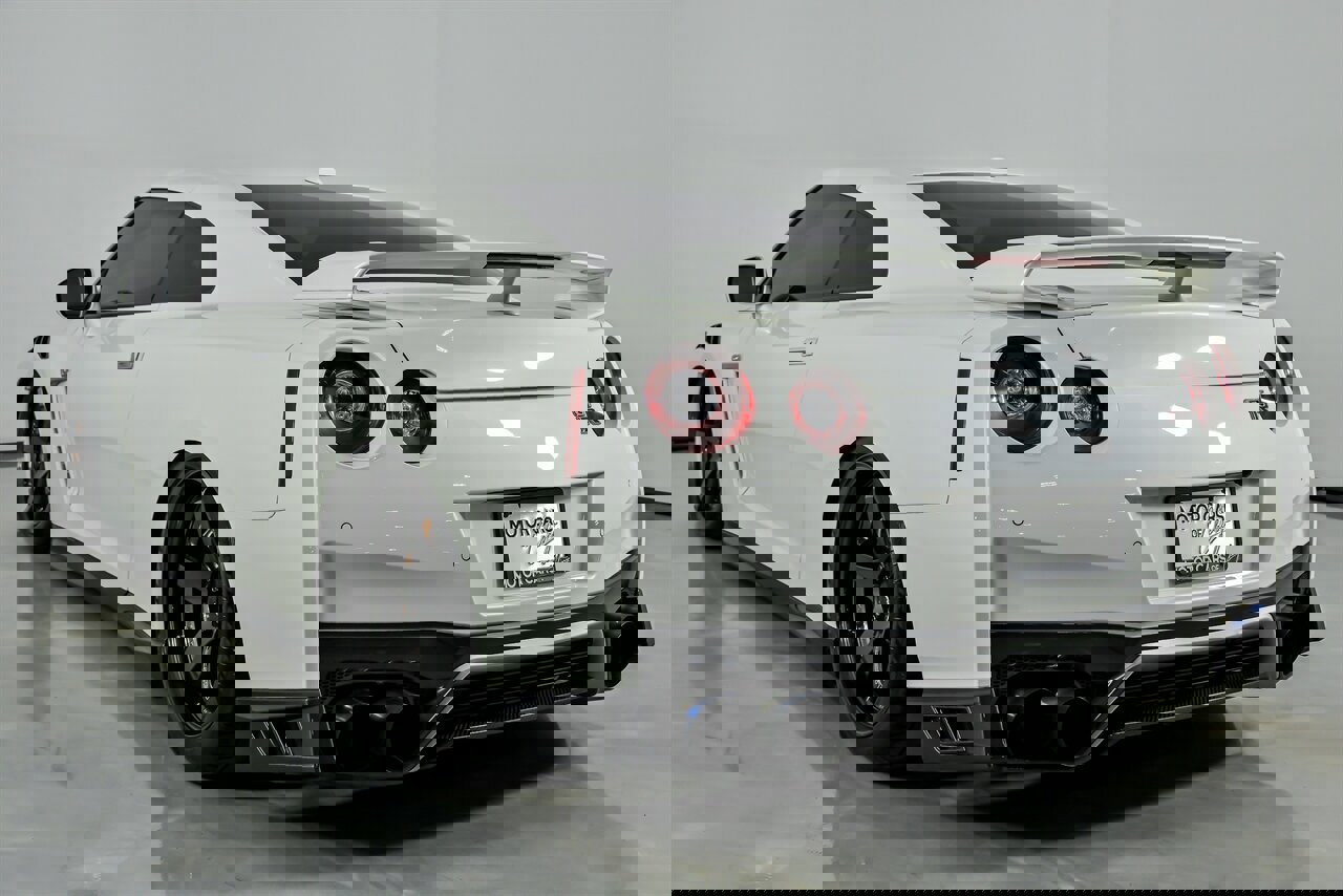 Used 2019 Nissan GT-R Premium w/ Premium Interior Package image 11
