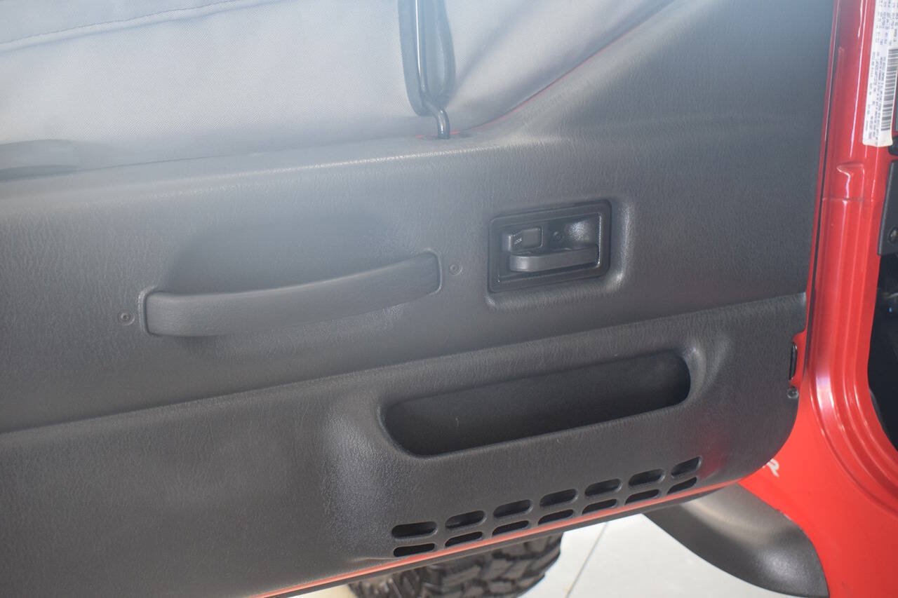 Used 2004 Jeep Wrangler SE AWD/4WD image 21