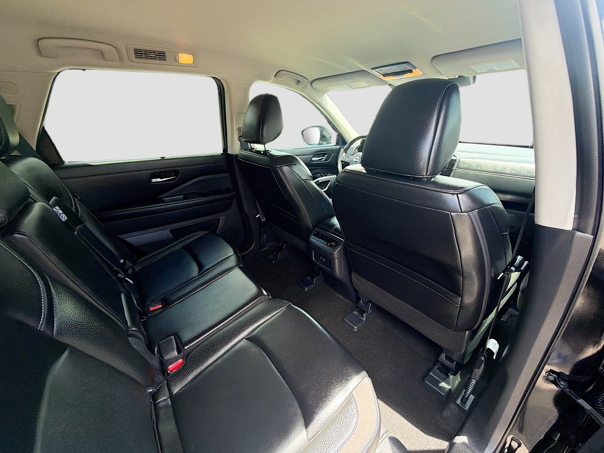 Used 2024 Nissan Pathfinder SL w/ Black Appearance Package FWD image 27
