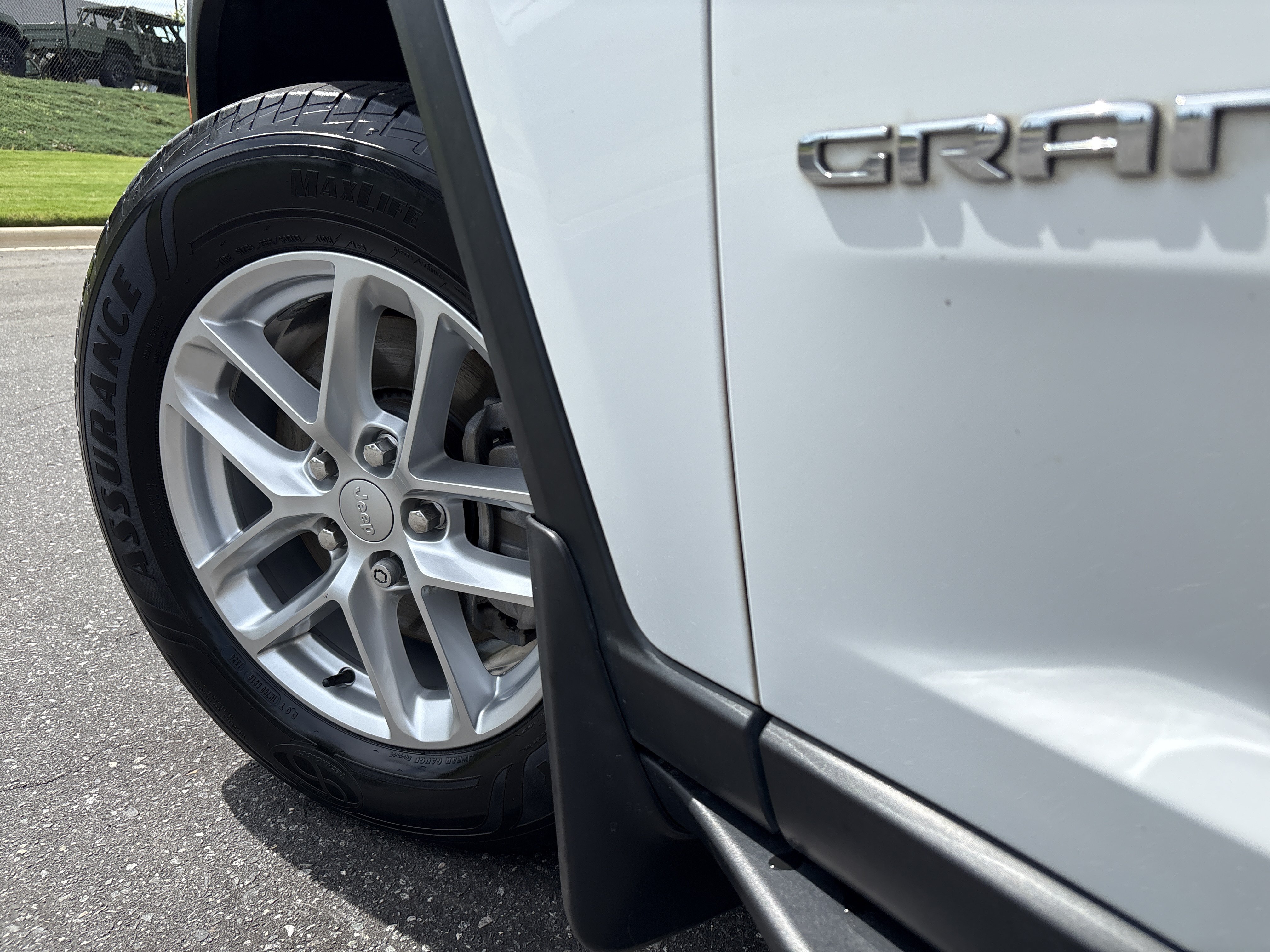 Used 2021 Jeep Grand Cherokee L Laredo w/ Luxury Tech Group I RWD image 12