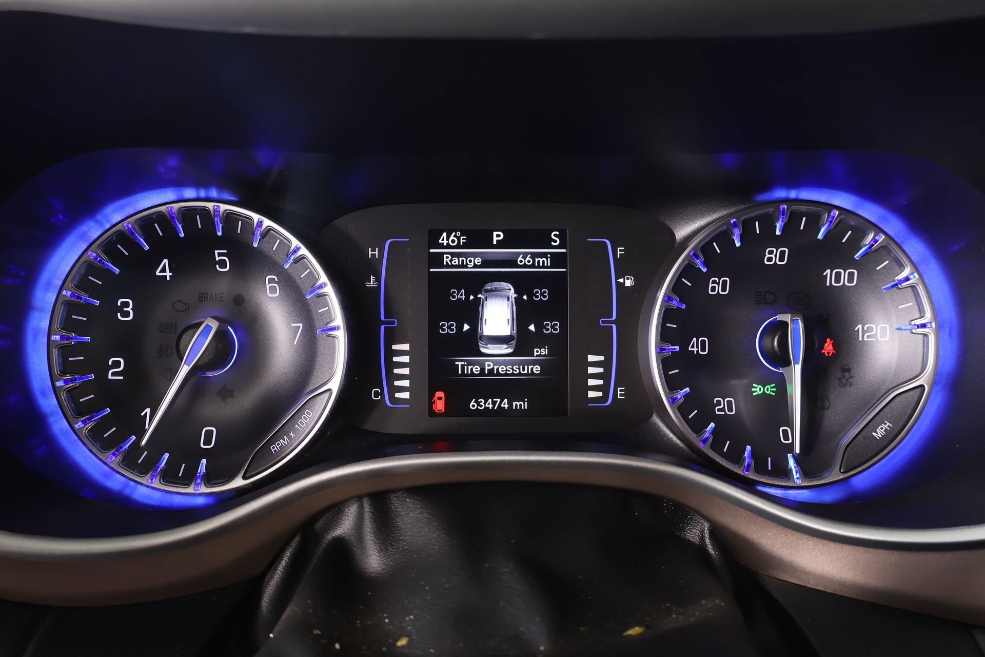 Used 2022 Chrysler Voyager LX image 4