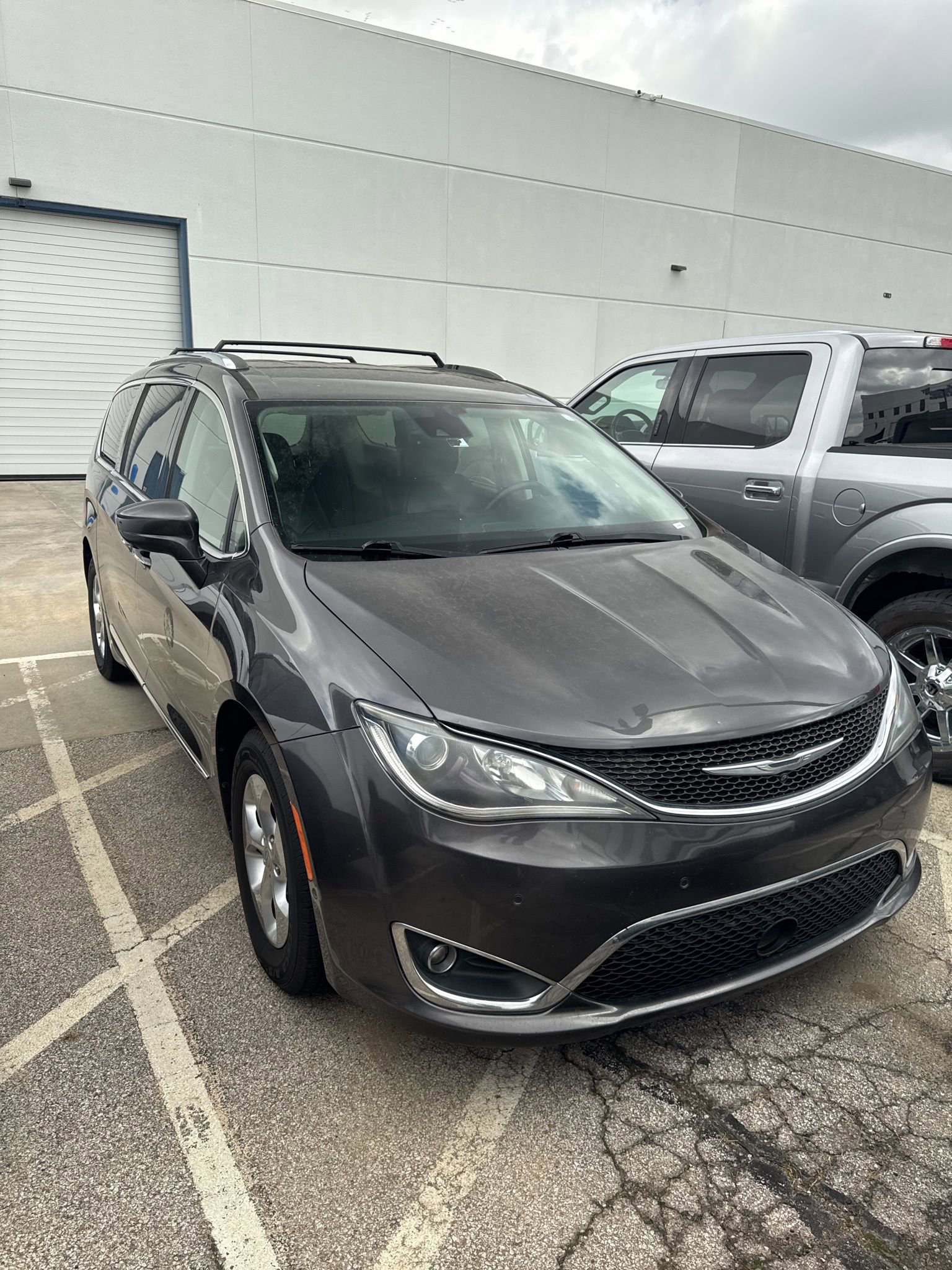 Used 2017 Chrysler Pacifica Touring-L Plus w/ Advanced Safetytec Group image 2