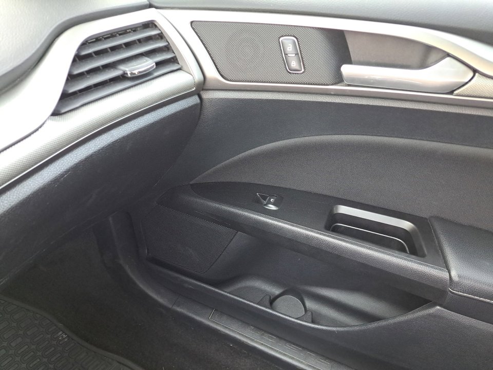 Used 2017 Ford Fusion SE w/ Fusion SE Technology Package FWD image 31