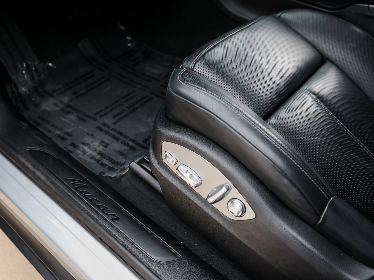 Certified 2018 Porsche Macan image 14