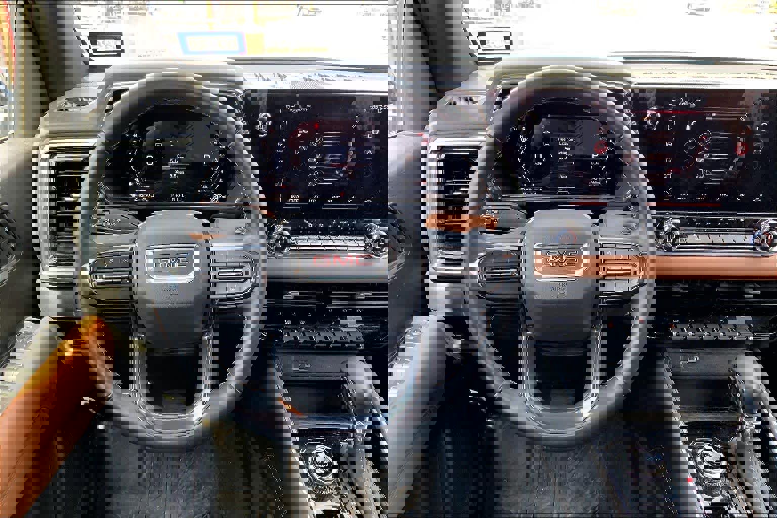 Used 2024 GMC Canyon AT4 w/ Technology Package image 6