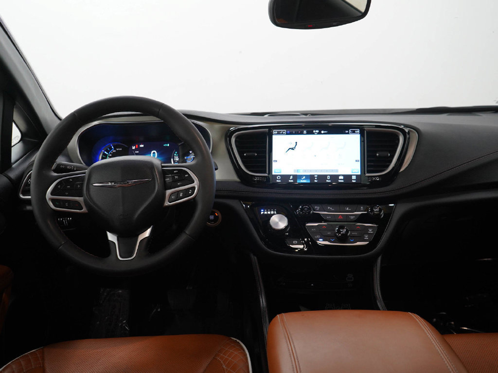 Used 2025 Chrysler Pacifica Pinnacle FWD image 18