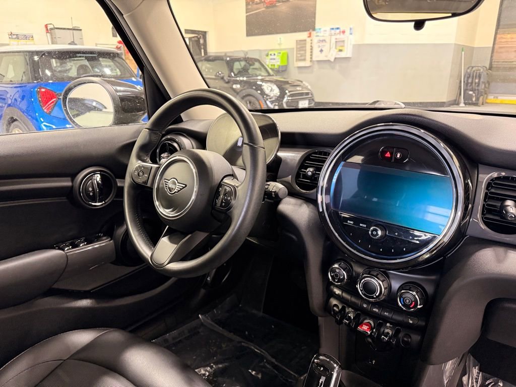 Used 2022 MINI Cooper 4-Door Hardtop w/ Storage Package image 31