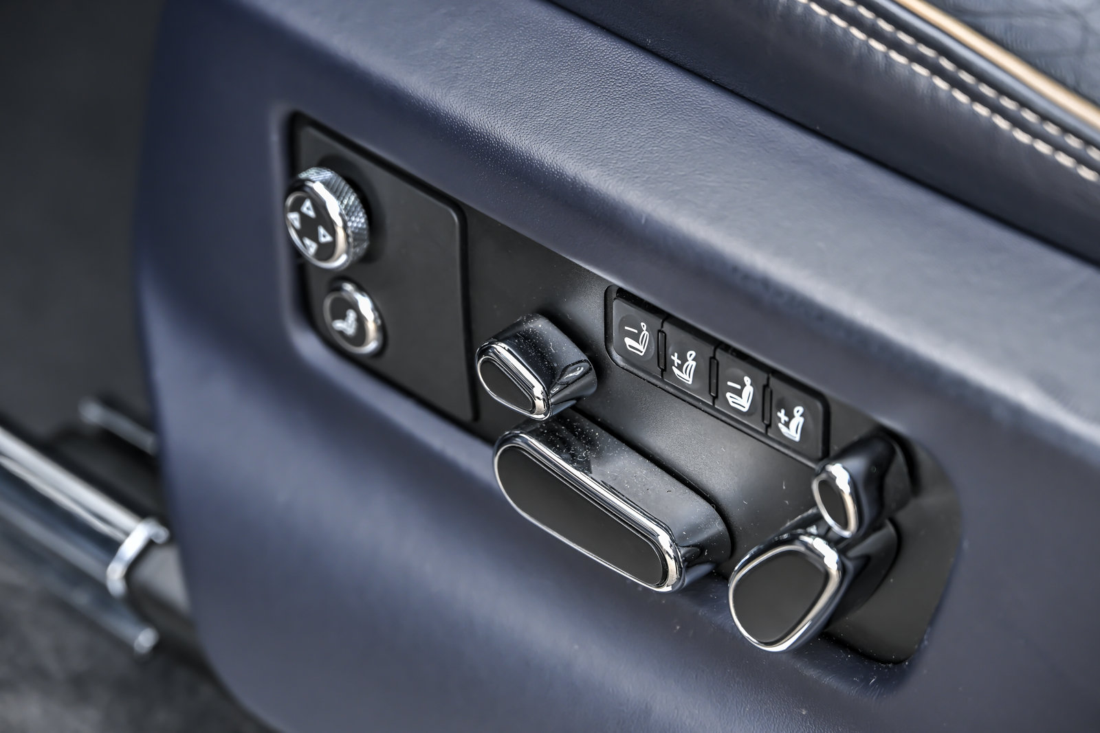 Certified 2023 Bentley Bentayga Extended Wheelbase AWD/4WD image 28