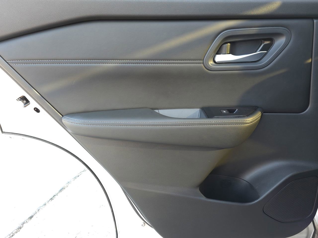 Used 2025 Nissan Rogue SV w/ SV Premium Package image 12