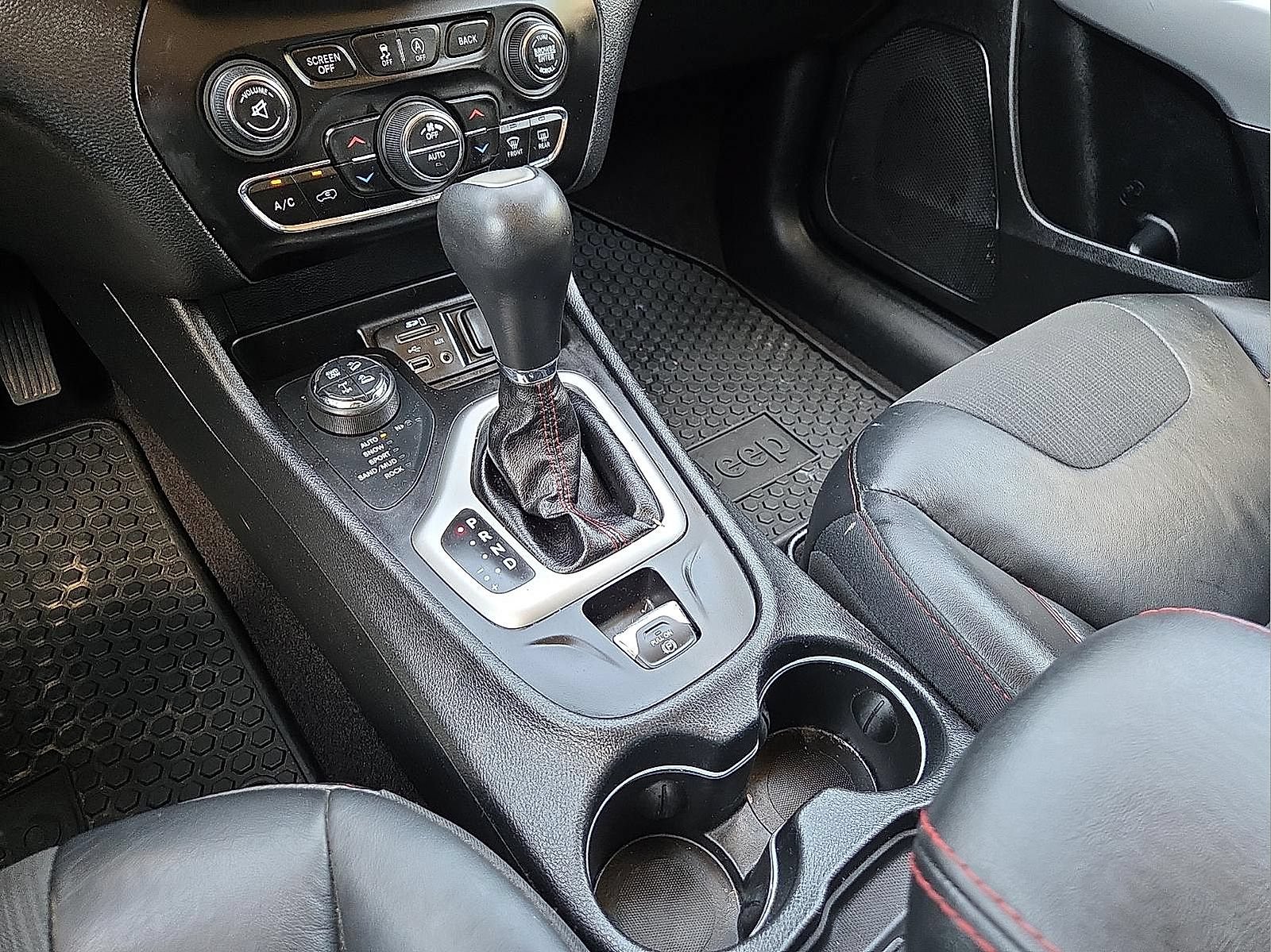 Used 2018 Jeep Cherokee Trailhawk AWD/4WD image 25
