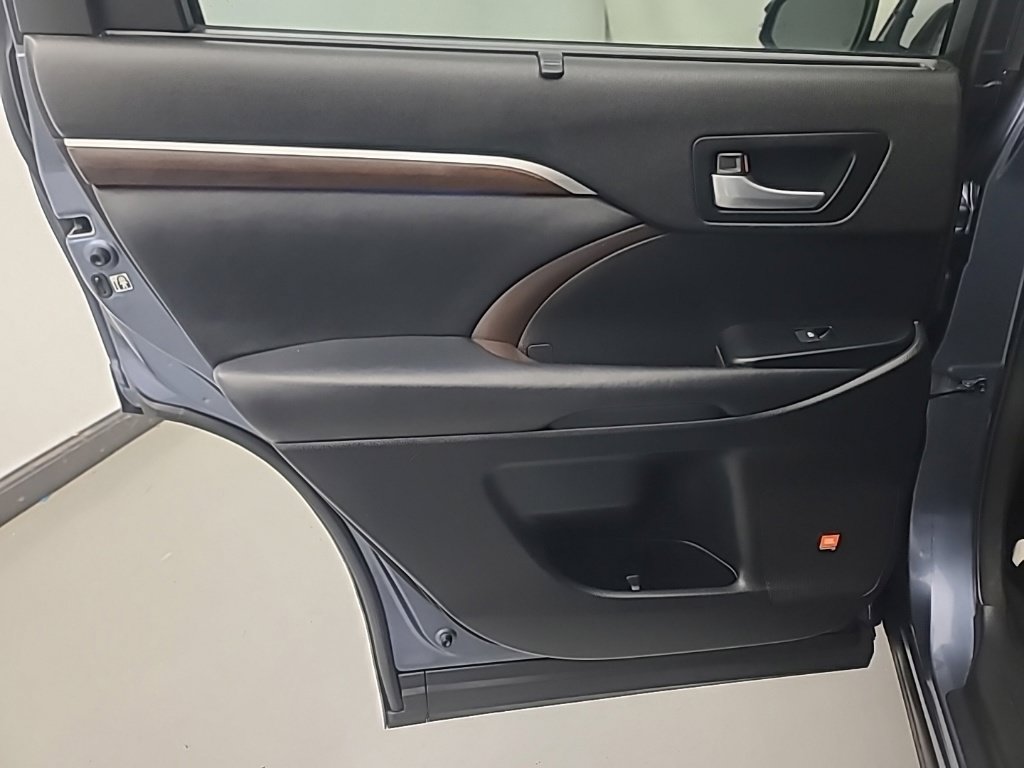 Used 2014 Toyota Highlander Limited FWD image 17
