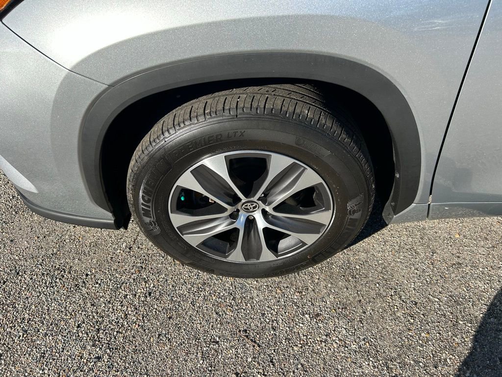 Used 2023 Toyota Highlander XLE image 14