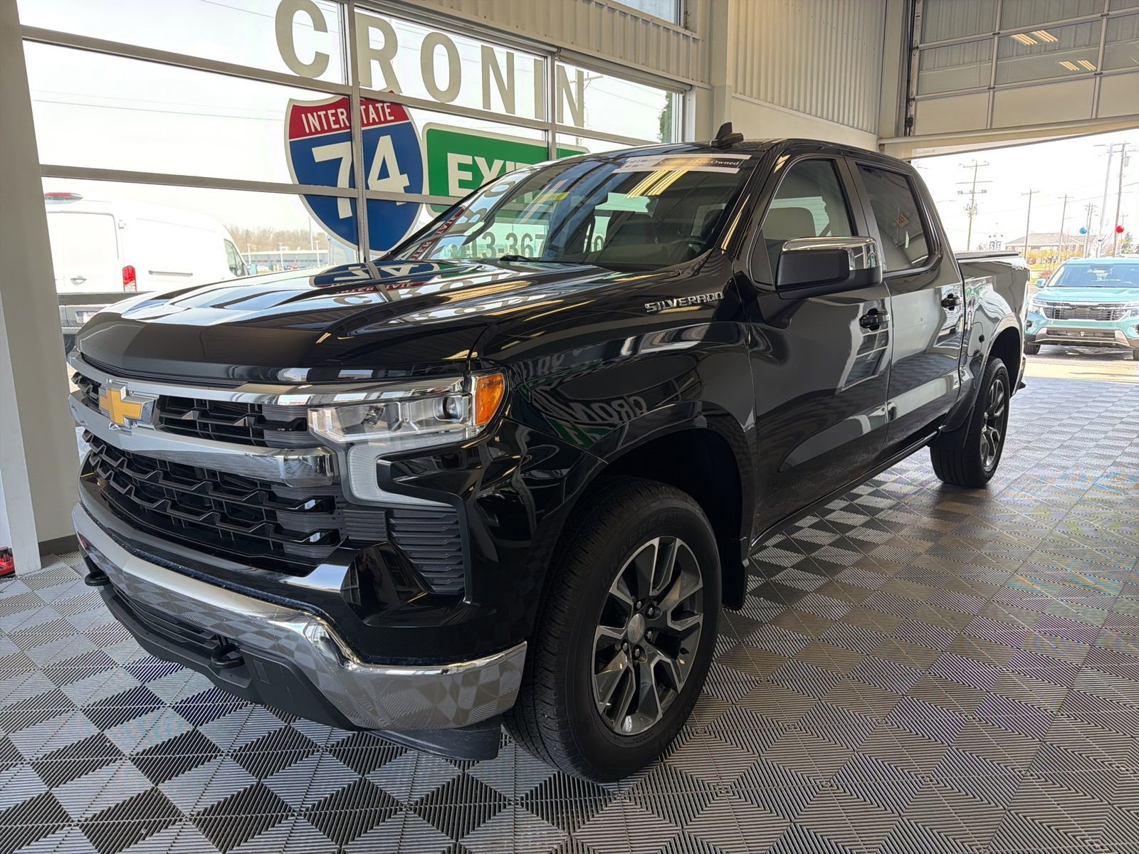 Used 2023 Chevrolet Silverado 1500 LT AWD/4WD image 3