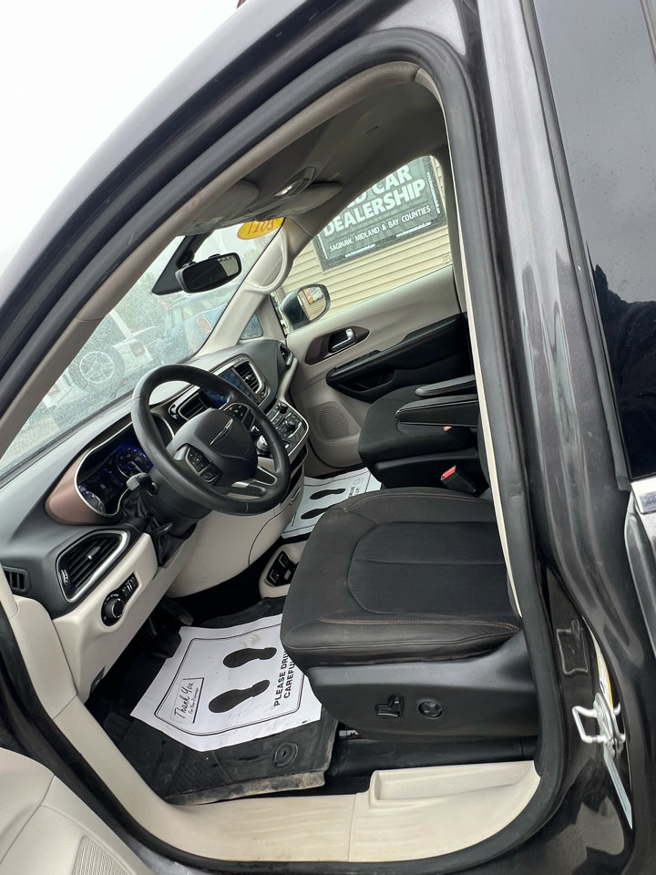 Used 2017 Chrysler Pacifica Touring image 9