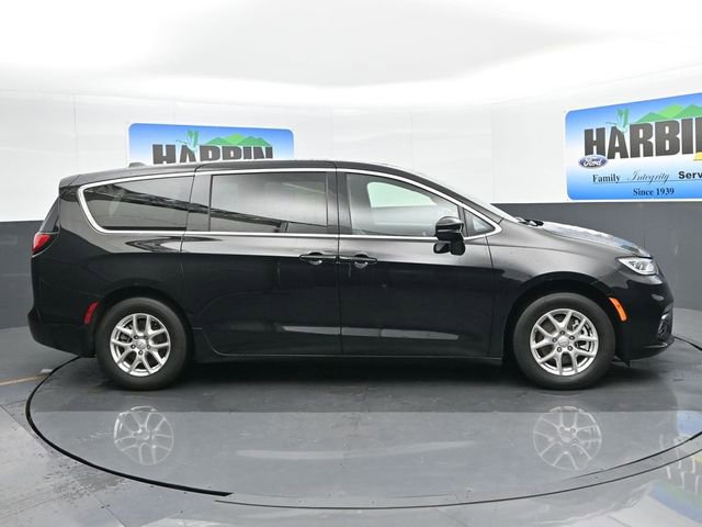 Used 2025 Chrysler Pacifica Select image 7