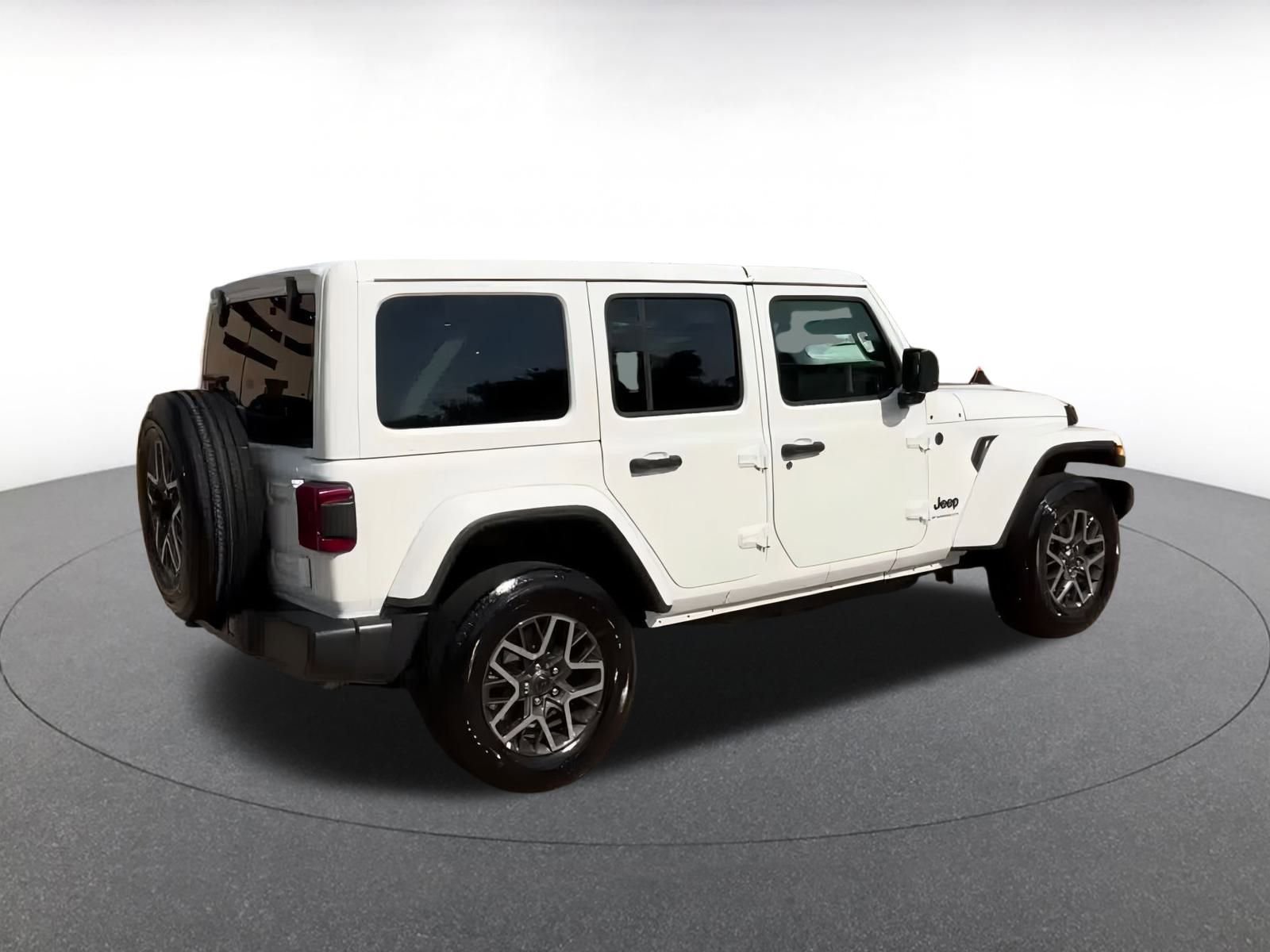Used 2025 Jeep Wrangler Sahara image 14