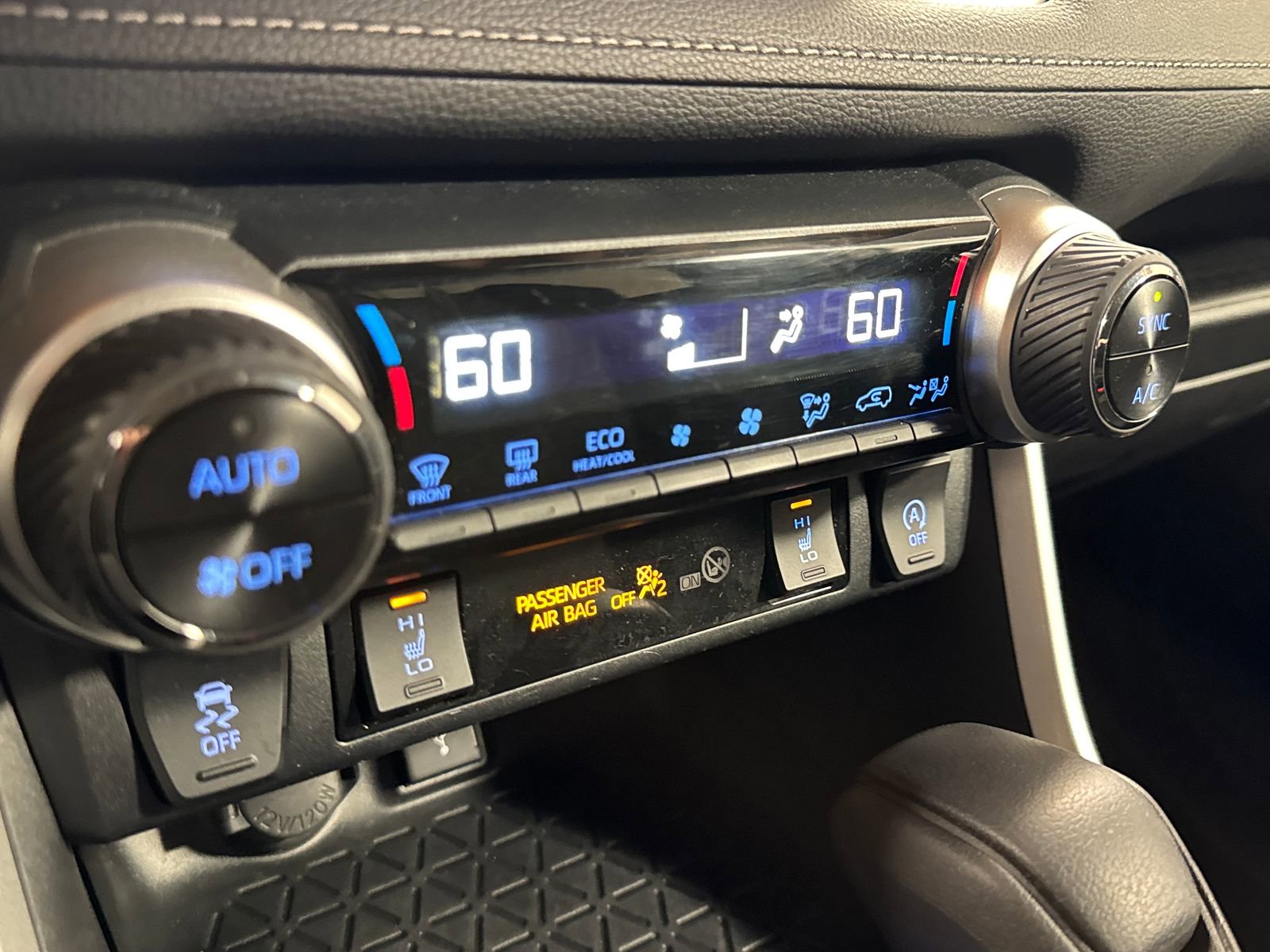 Used 2020 Toyota RAV4 XLE w/ XLE Grade Weather Package AWD/4WD image 23