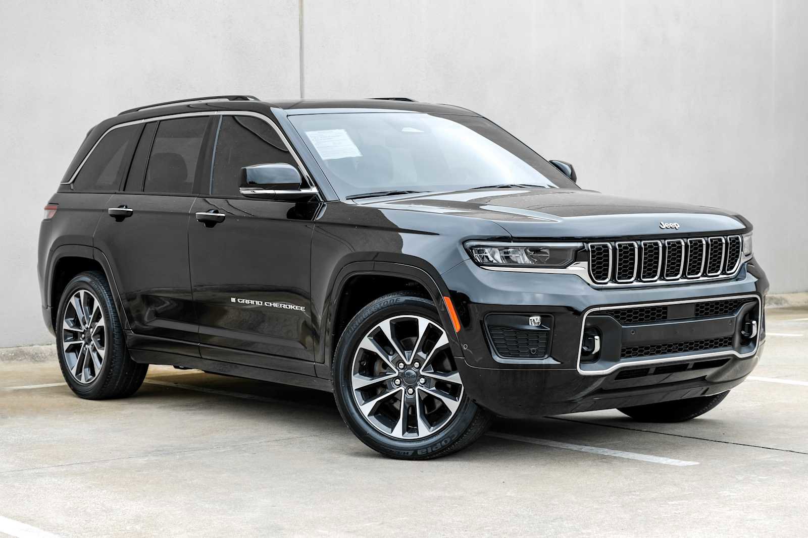 Used 2023 Jeep Grand Cherokee Overland w/ Luxury Tech Group IV AWD/4WD image 8