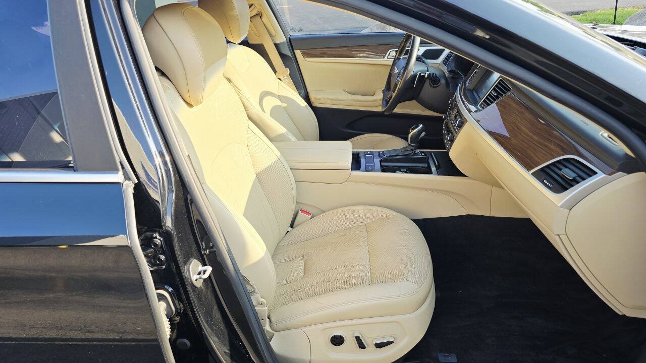 Used 2015 Hyundai Genesis 3.8 AWD/4WD image 14