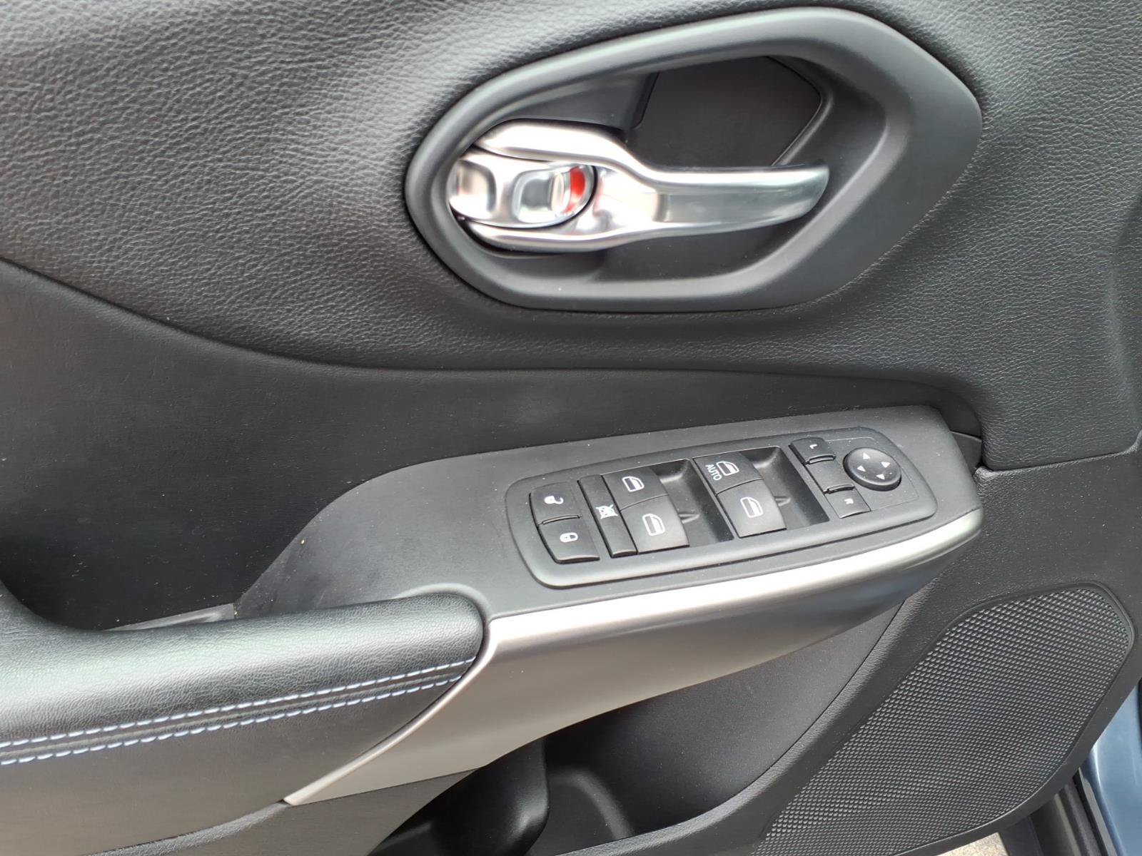 Used 2020 Jeep Cherokee Latitude AWD/4WD image 12