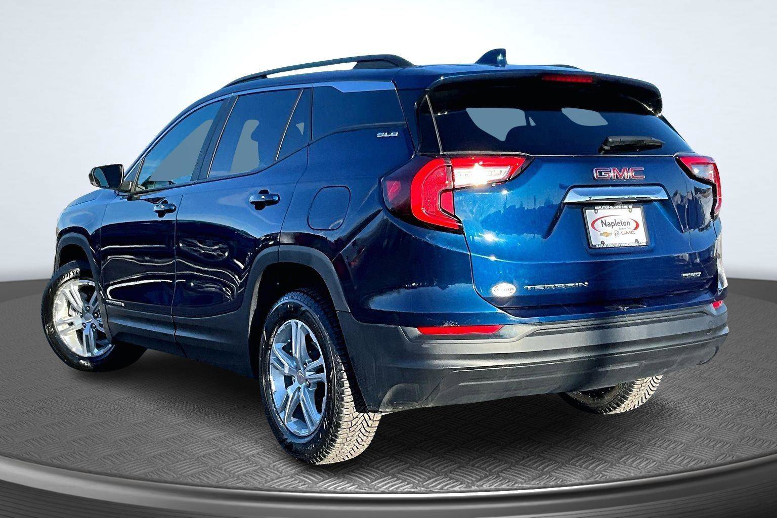 Used 2023 GMC Terrain SLE w/ Driver Convenience Package image 14