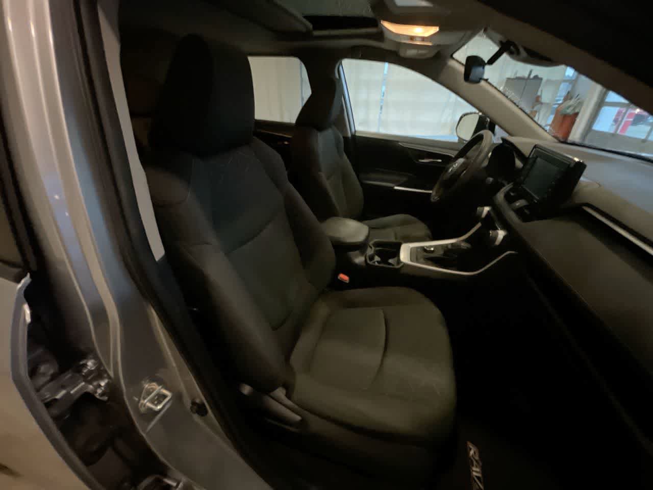 Used 2021 Toyota RAV4 XLE w/ Convenience Package image 25