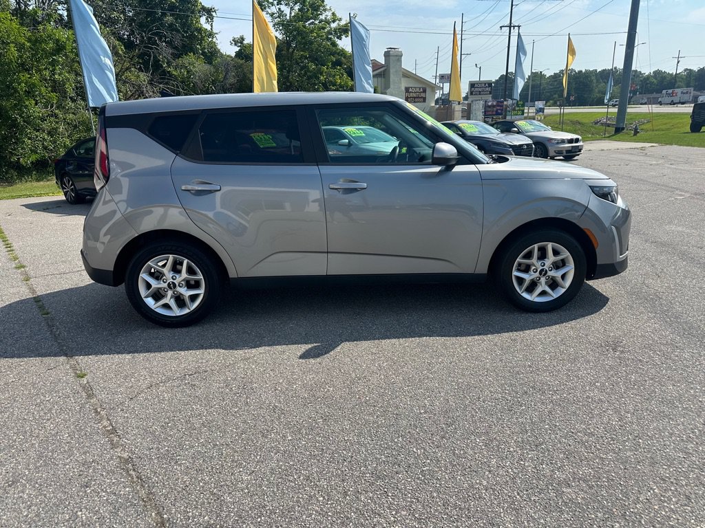 Used 2023 Kia Soul LX w/ LX Technology Package FWD image 6