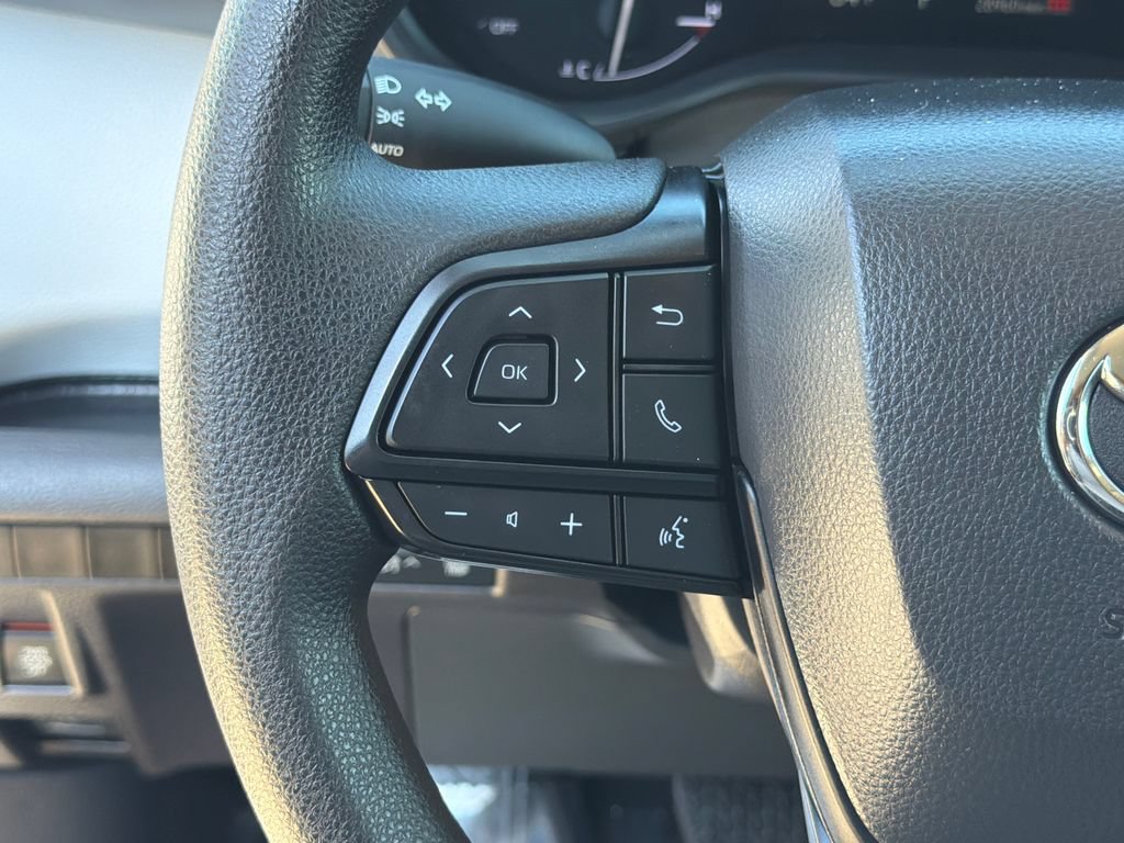 Used 2025 Toyota Sienna LE FWD image 25