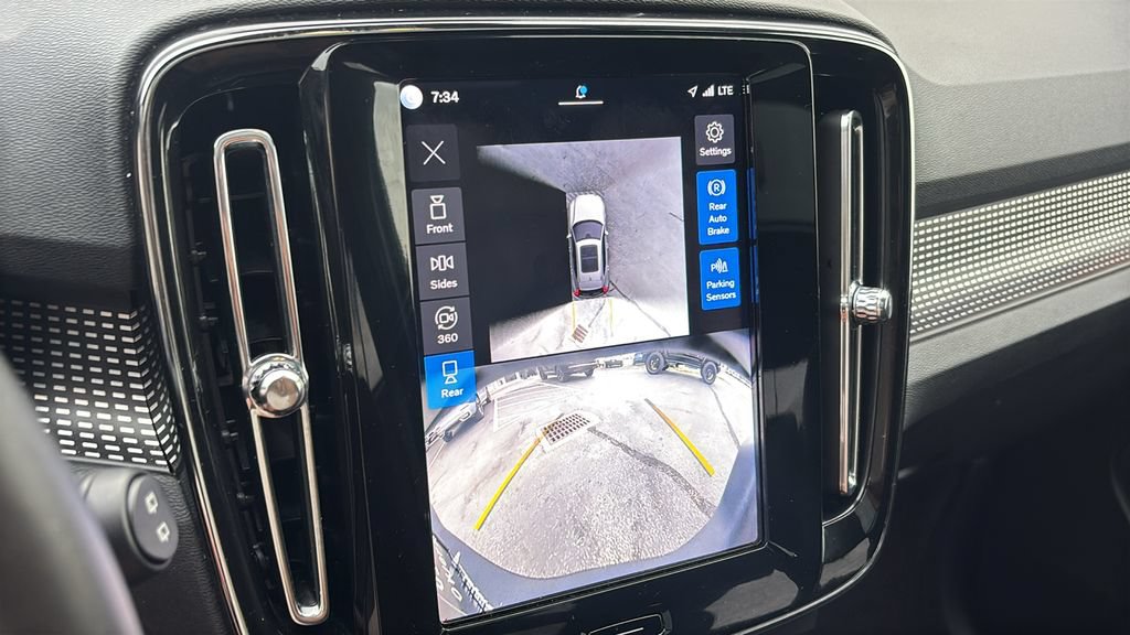 Certified 2025 Volvo XC40 B5 Plus AWD/4WD image 19