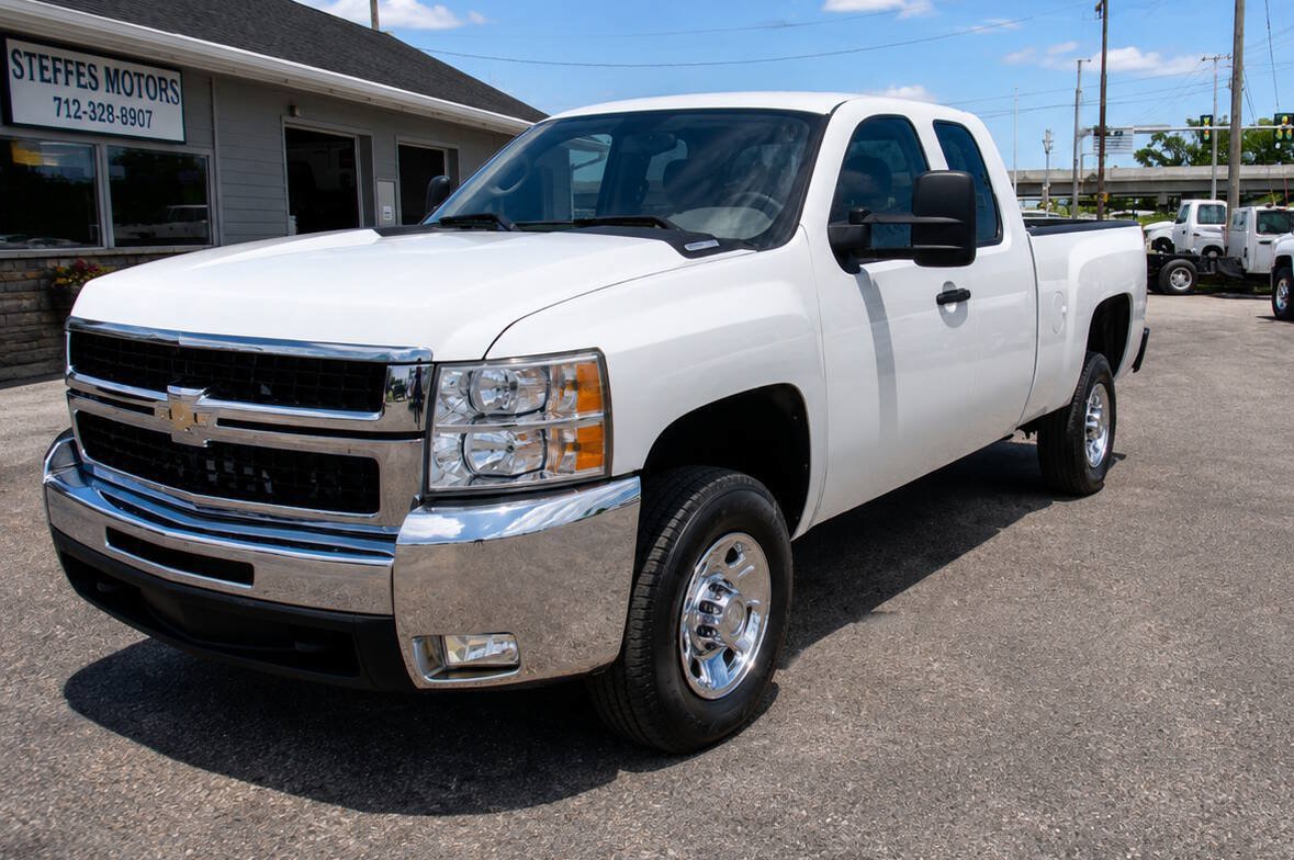 Used 2009 Chevrolet Silverado 2500 W/T AWD/4WD image 2