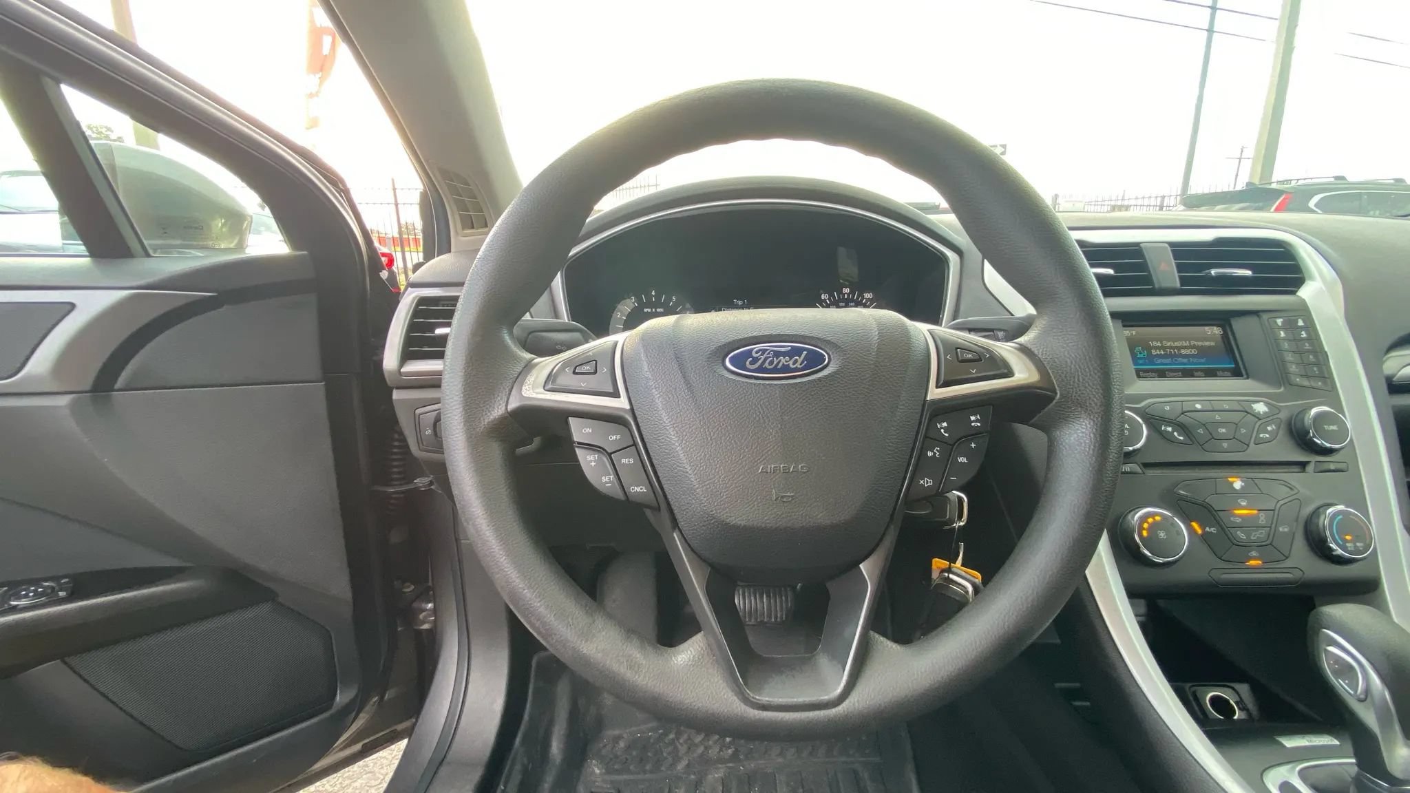 Used 2014 Ford Fusion SE FWD image 8