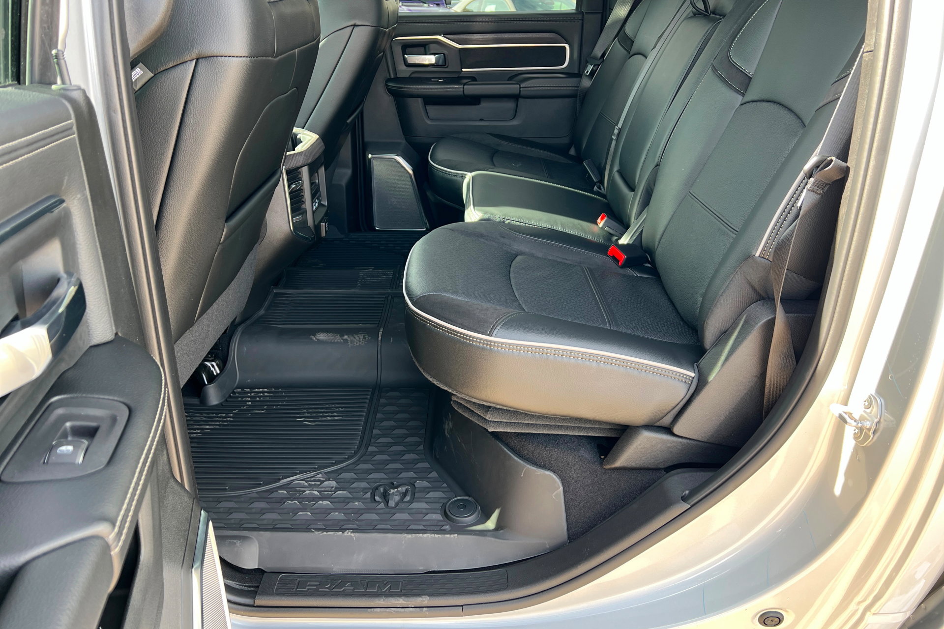 New 2026 RAM 3500 Laramie AWD/4WD image 21