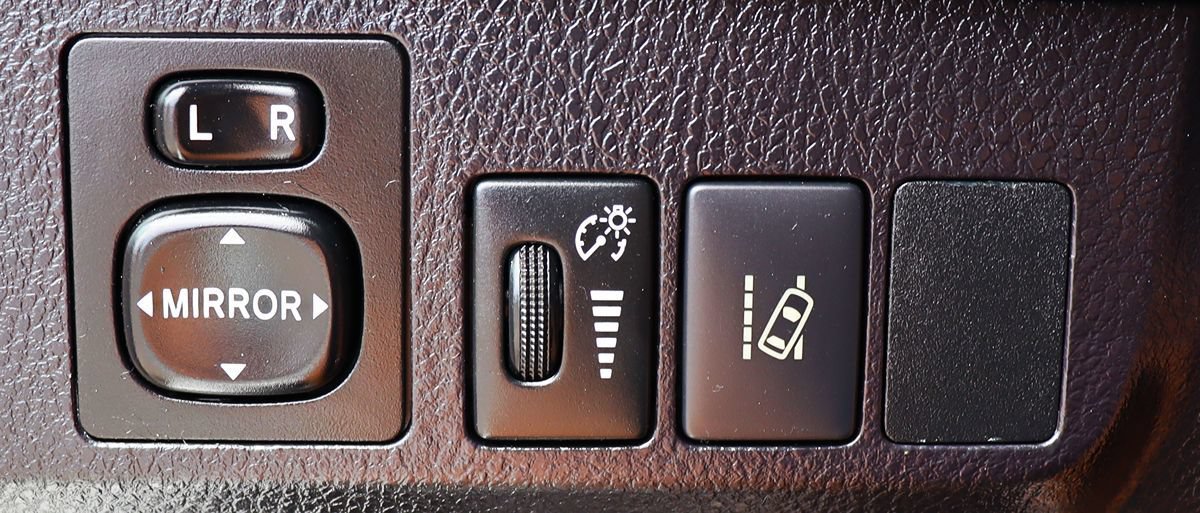 Used 2018 Toyota RAV4 LE w/ All Weather Liner Package FWD image 41