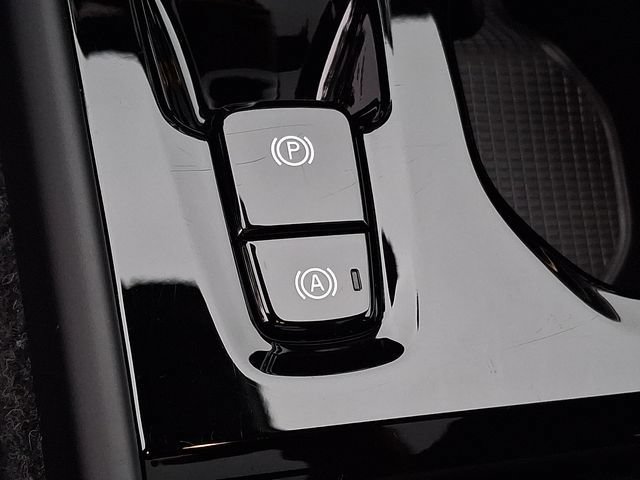 Certified 2026 Volvo XC40 B5 Plus AWD/4WD image 27