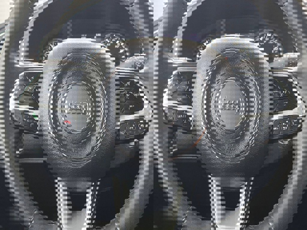 Used 2021 Jeep Renegade Latitude w/ Luxury Group I image 16