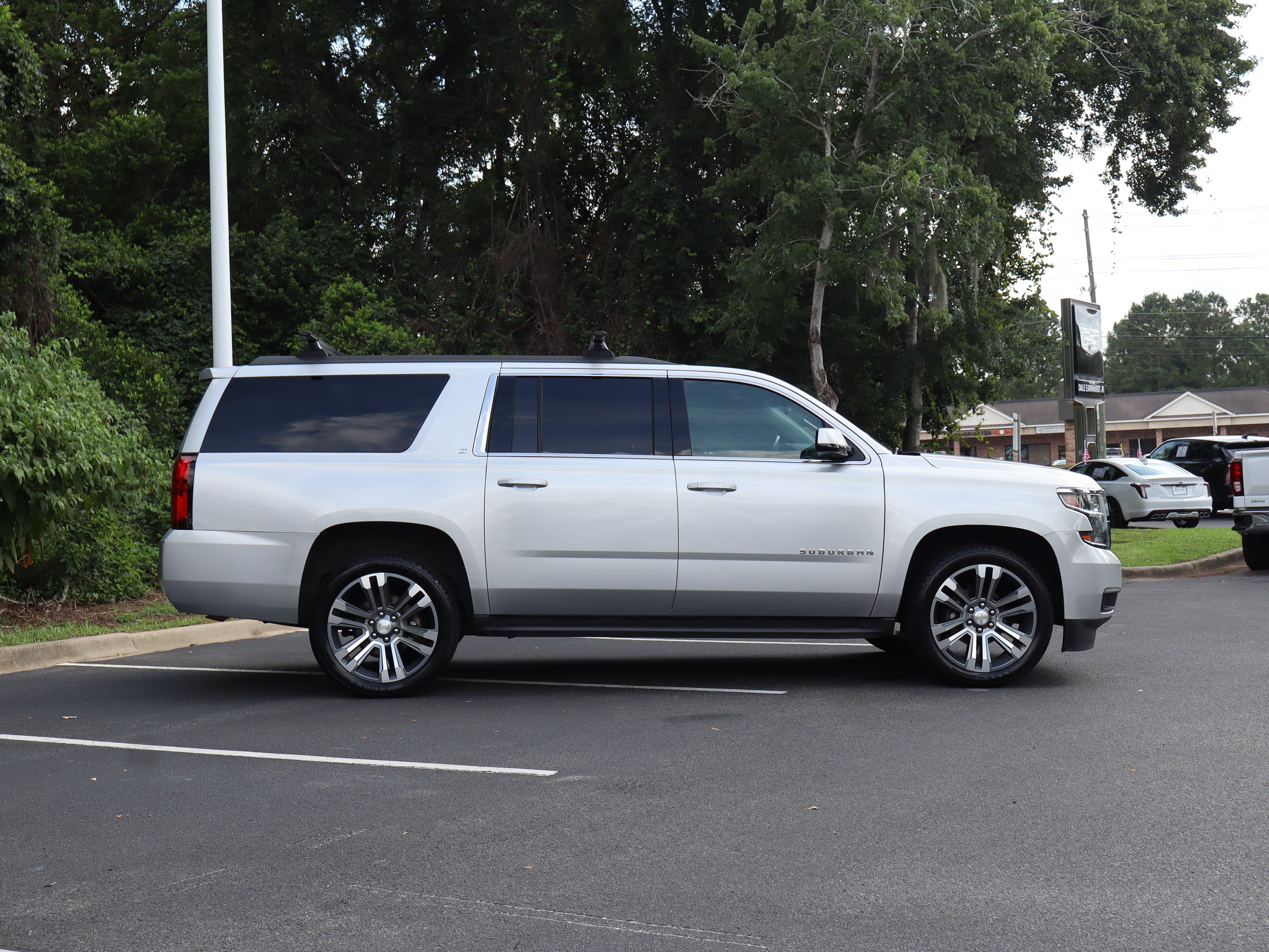 Used 2017 Chevrolet Suburban LT w/ Luxury Package RWD image 5